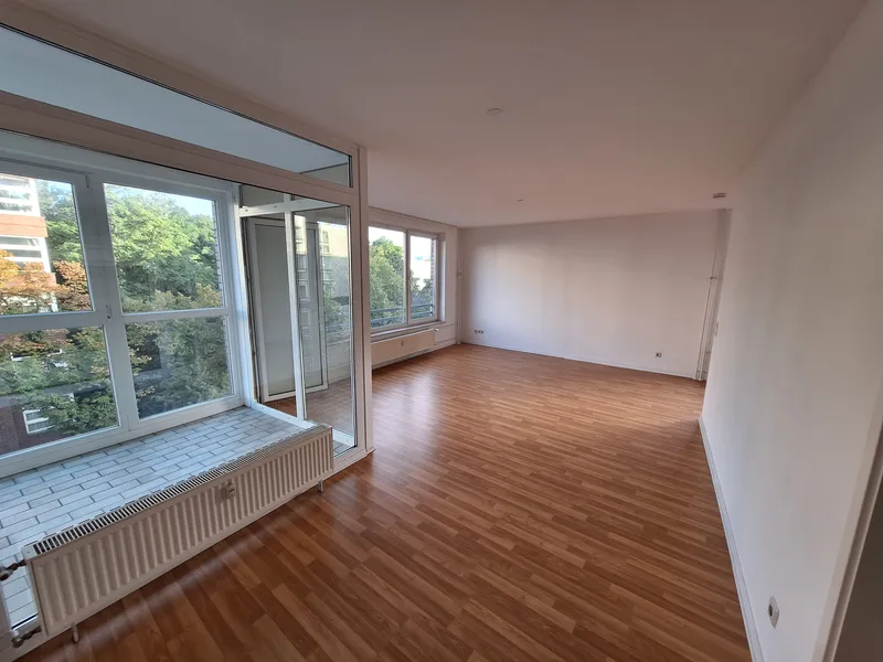Große Single-Wohnung mit Schlafnische und Wintergarten Renoviert und Sofort bezugsfrei — photo 1